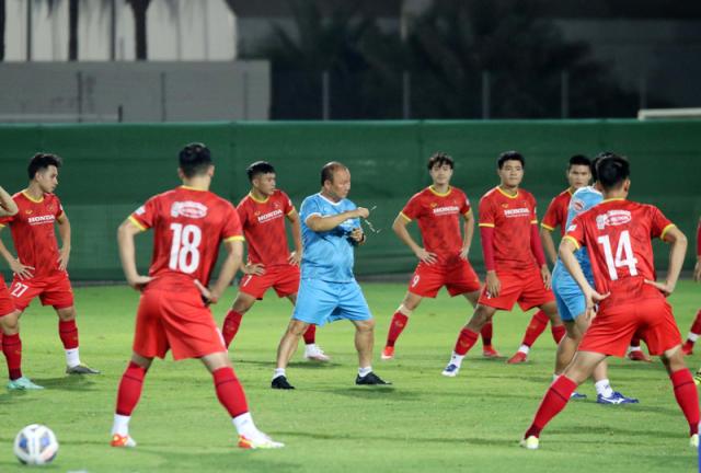 狗子28官网-越南三次分析国足录像 网红硬闯中国队训练被阻止