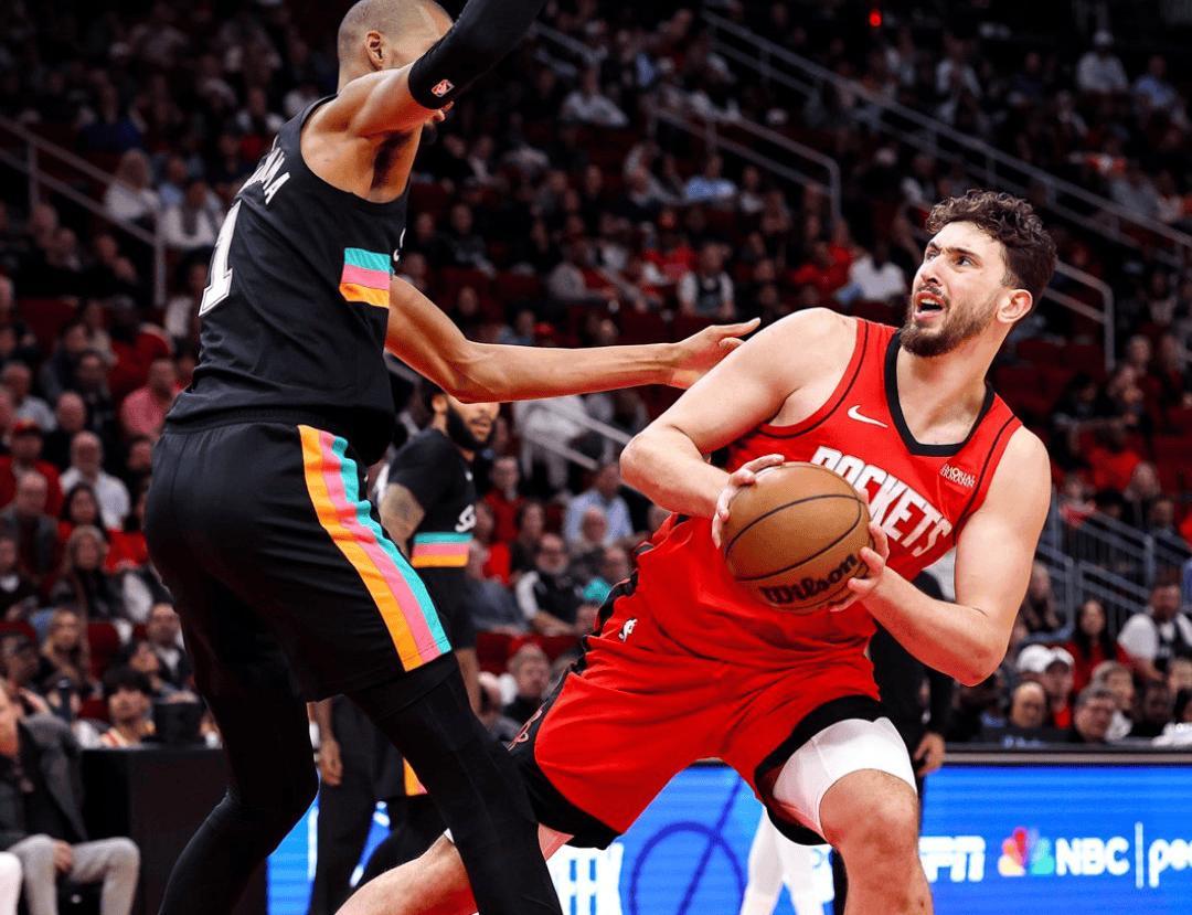 狗子28官网-1年350万底薪！却打成球队老大！NBA最可怜的超巨，你该得到尊重