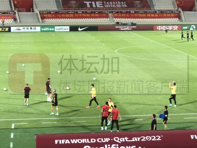 狗子28注册登录-【国足现场图】球场挂满五星红旗和标语显主场氛围