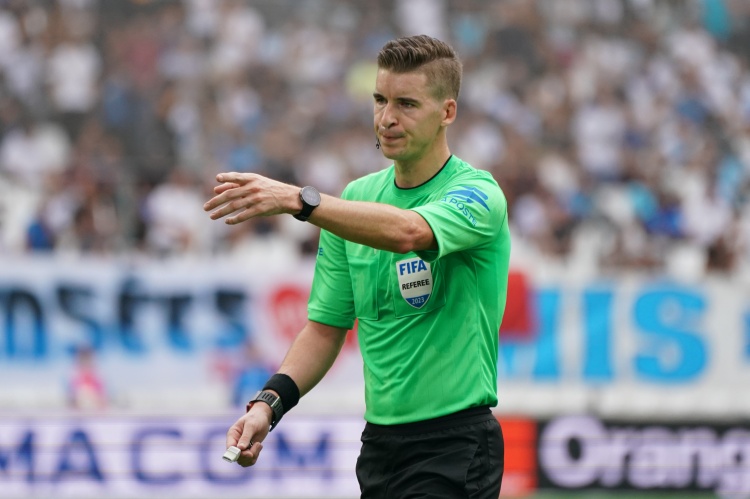 巴萨VS纽卡欧冠1/8决赛裁判：法国裁判组领衔，主裁判弗朗索瓦